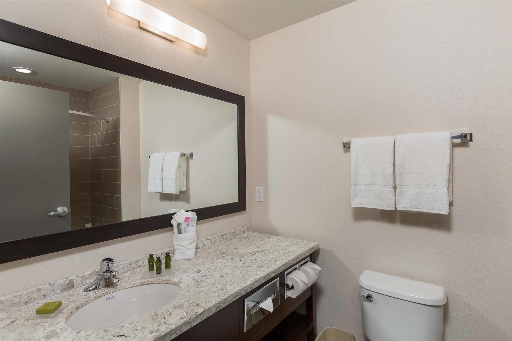 Best Western Plus Chestermere Hotel Exterior photo